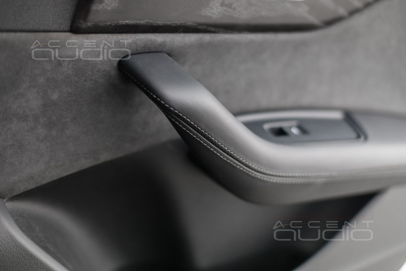 Перетяжка верхних деталей и ручек дверных панелей в кожу Nappa в Audi Q8