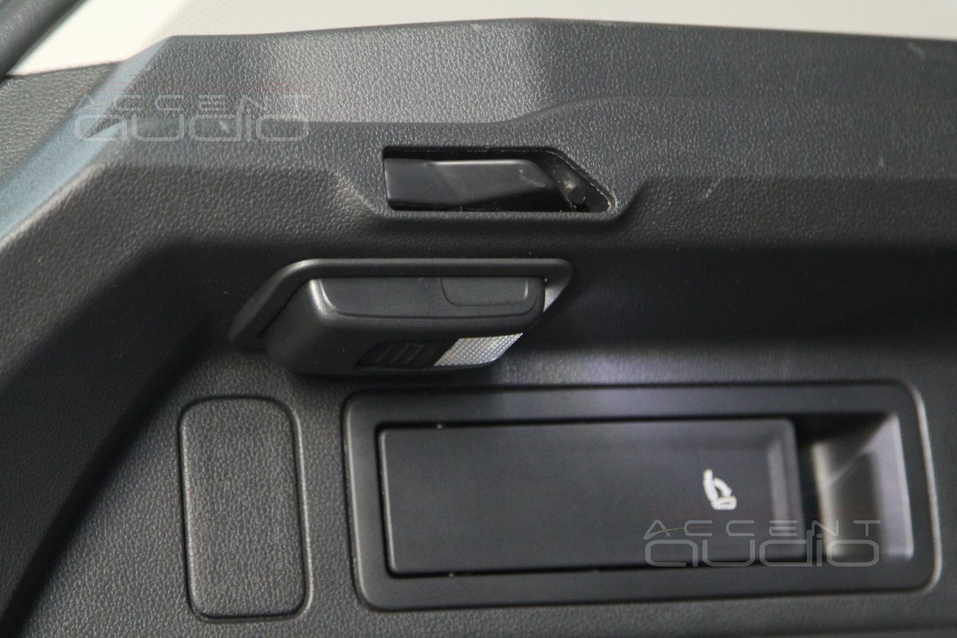 Volkswagen Tiguan NEW: Перенос съемного фонарика