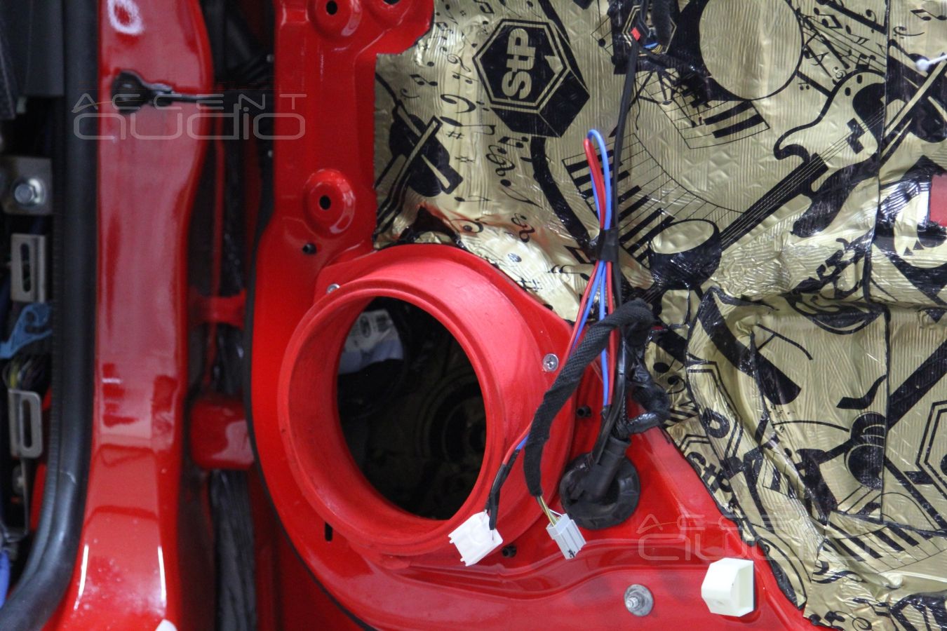 Процесс установки новой акустической системы Ford Mustang