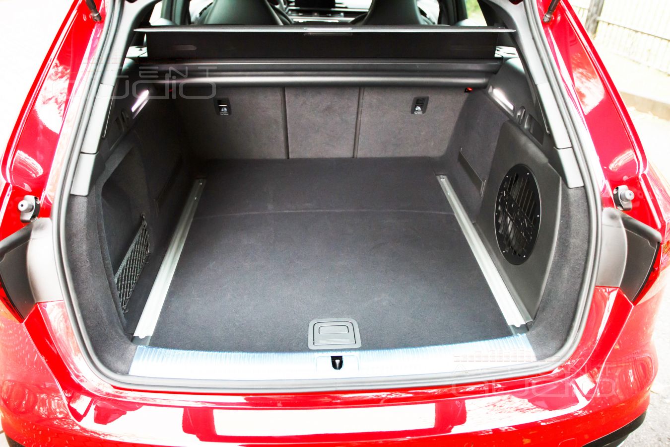 Полная интеграция и стильная встройка: сабвуфер-стелс для Audi A4 Avant 2021