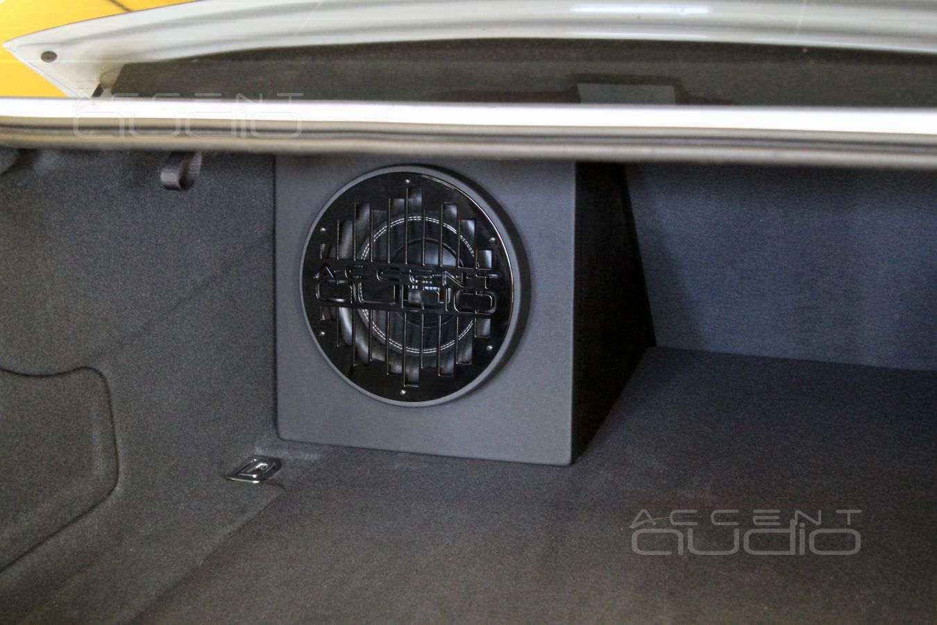 Сабвуфер не стелс, но встроенный