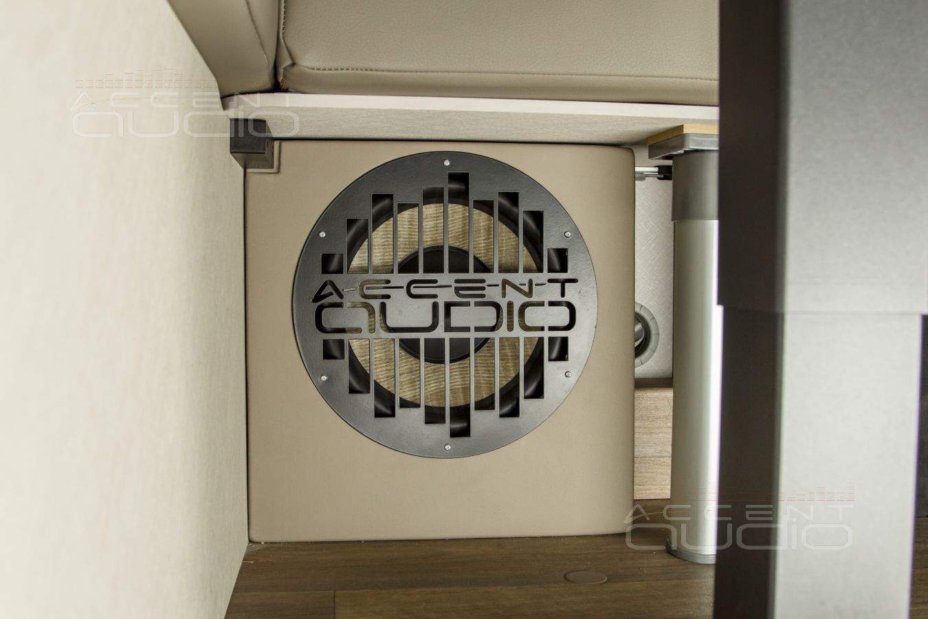 Домашний автомобильный сабвуфер Focal P25F в интерьере автодома