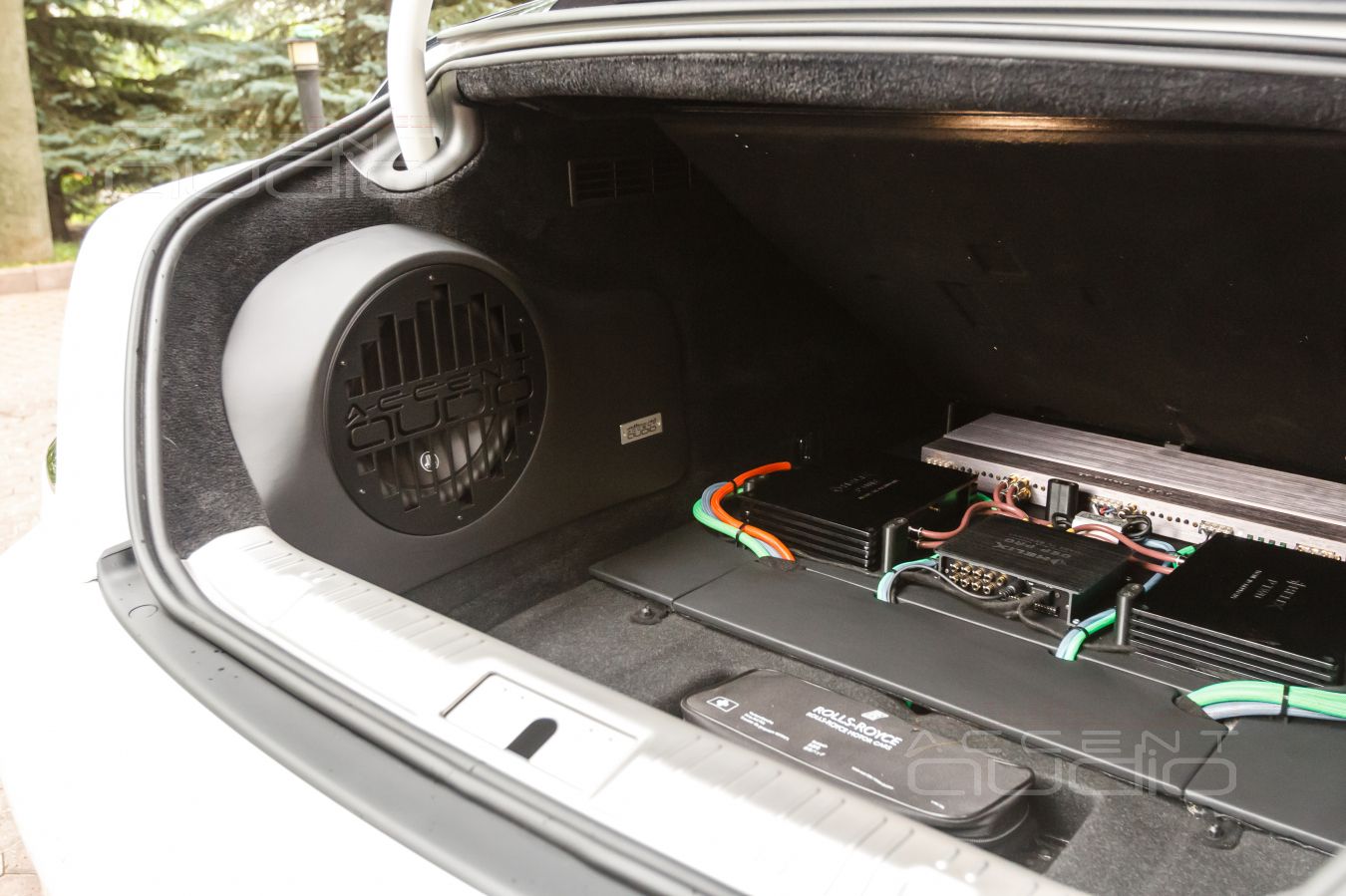 Интеграция баса: серьёзный сабвуфер в Rolls Royce Wraith