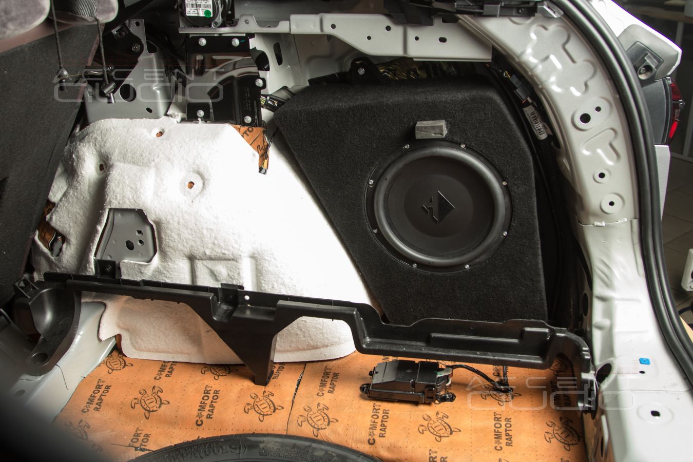 Новый сабвуфер с корпусом, который полностью прячется за обшивкой Monjaro