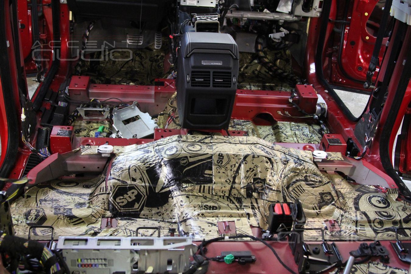 Установка аудиопроцессора и усилителя в RangeRover Evoque