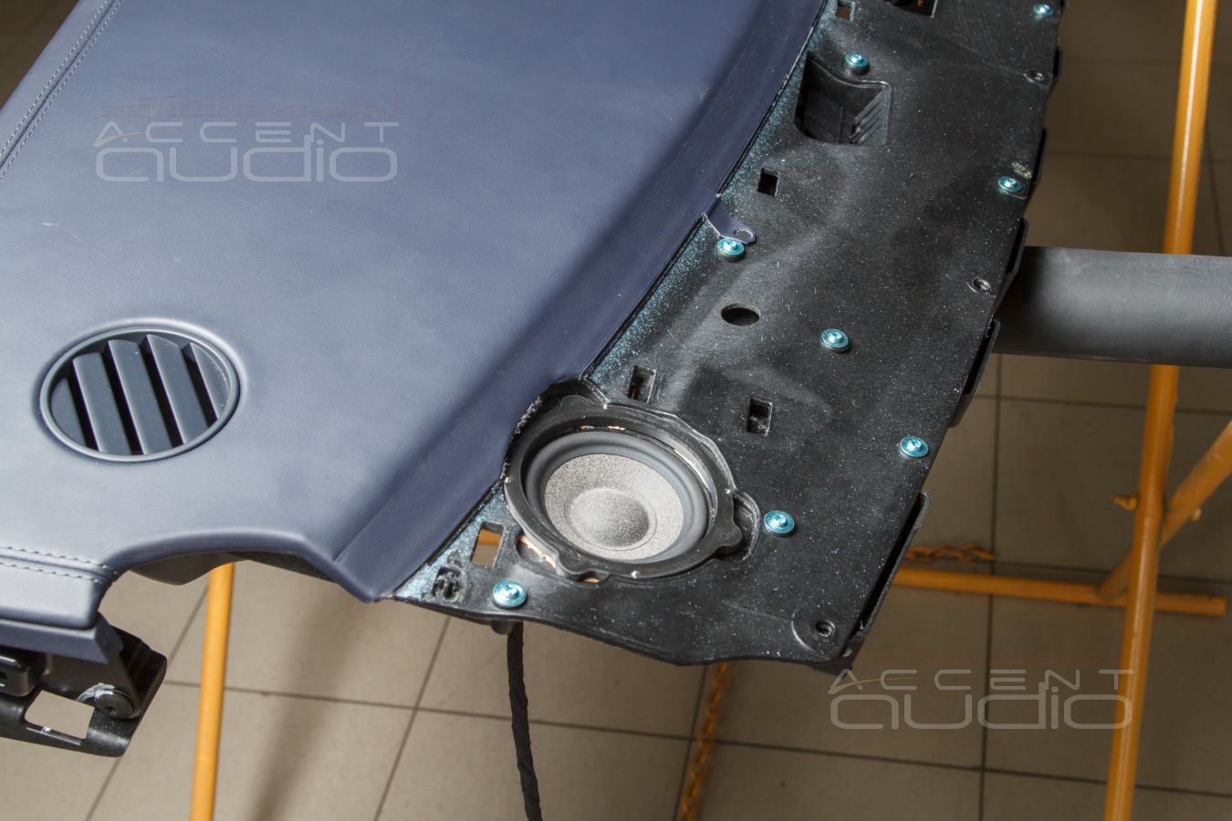 Сложная установка лучших среднечастотных динамиков Brax ML3 в штатные места Bentayga