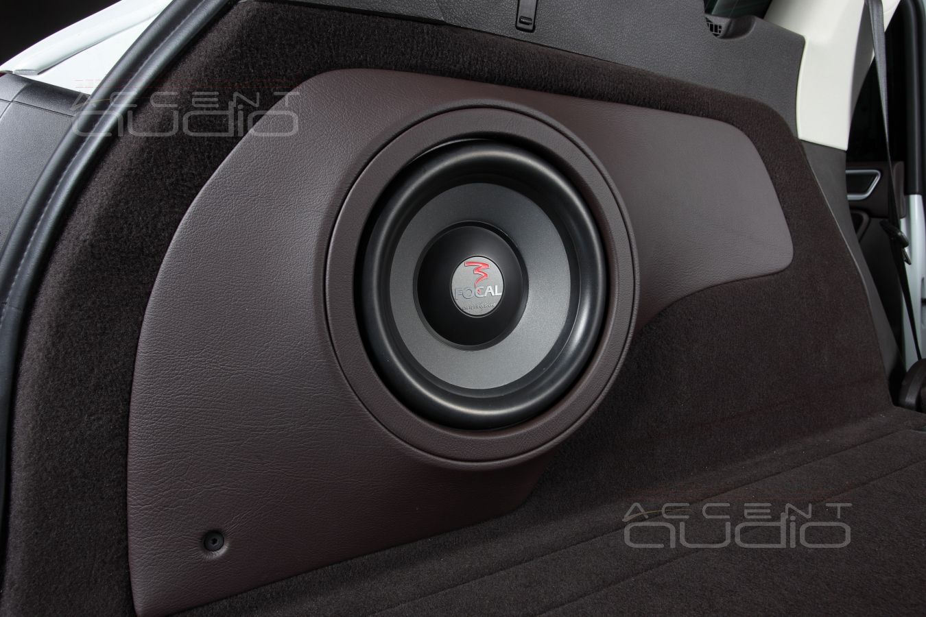 Сабвуфер стелс, встроенный в крыло Volkswagen Touareg NF