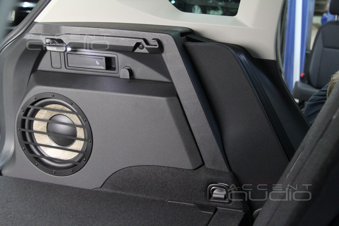 Сабвуфер стелс в новый Volkswagen Tiguan 2017