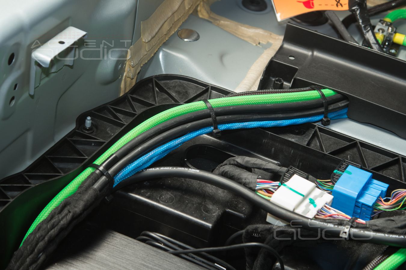 Сложная, полностью скрытая установка усилителей Helix в Zeekr 001