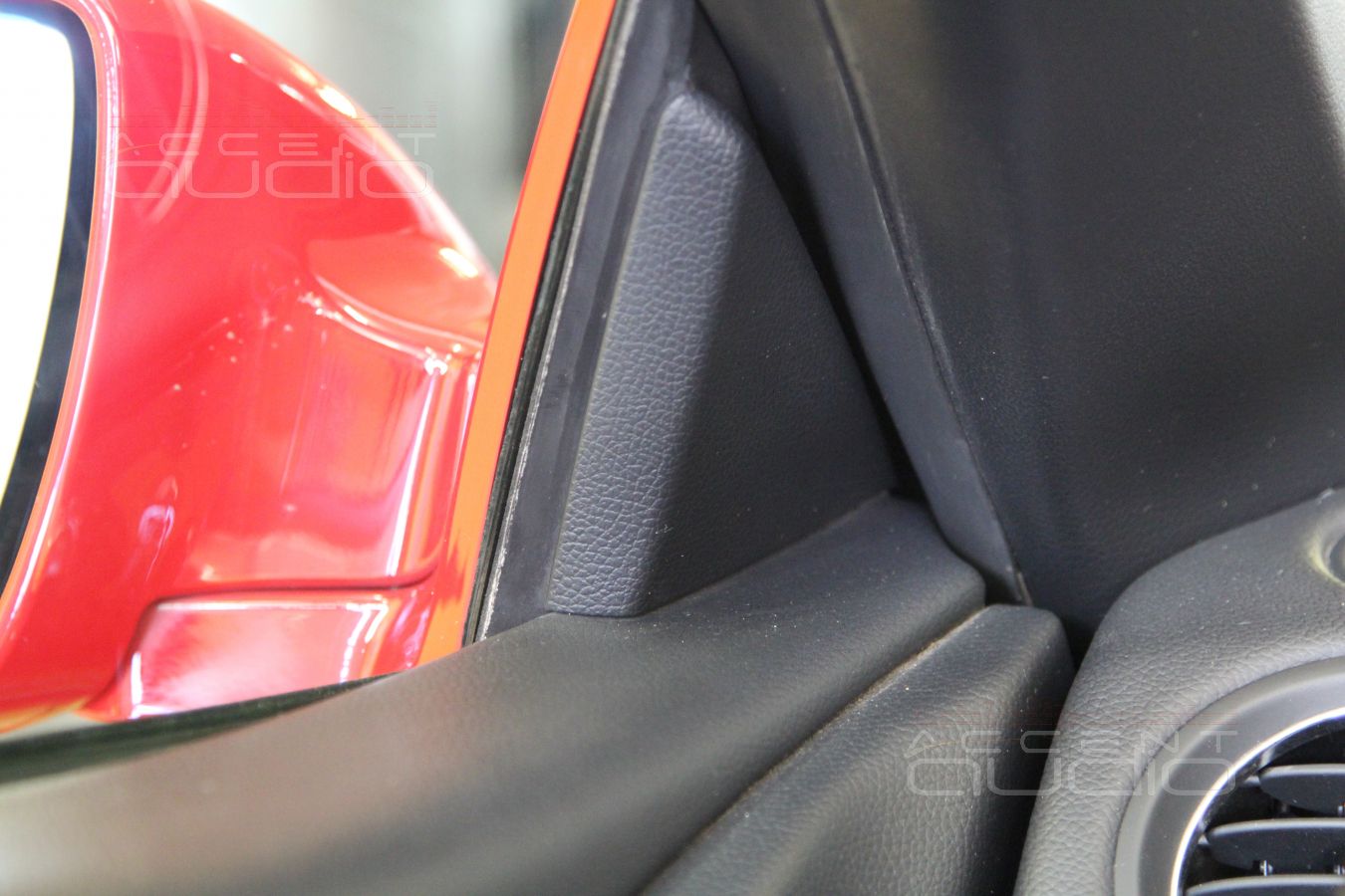 Красный Mercedes-Benz SL350