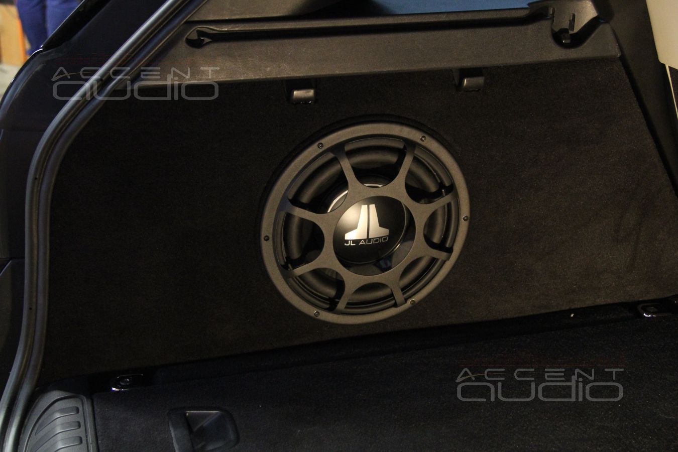 Сабвуфер Focal, встроенный в крыло Range Rover Sport