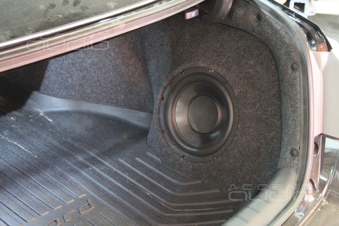Сабвуфер стелс в Honda Accord 9