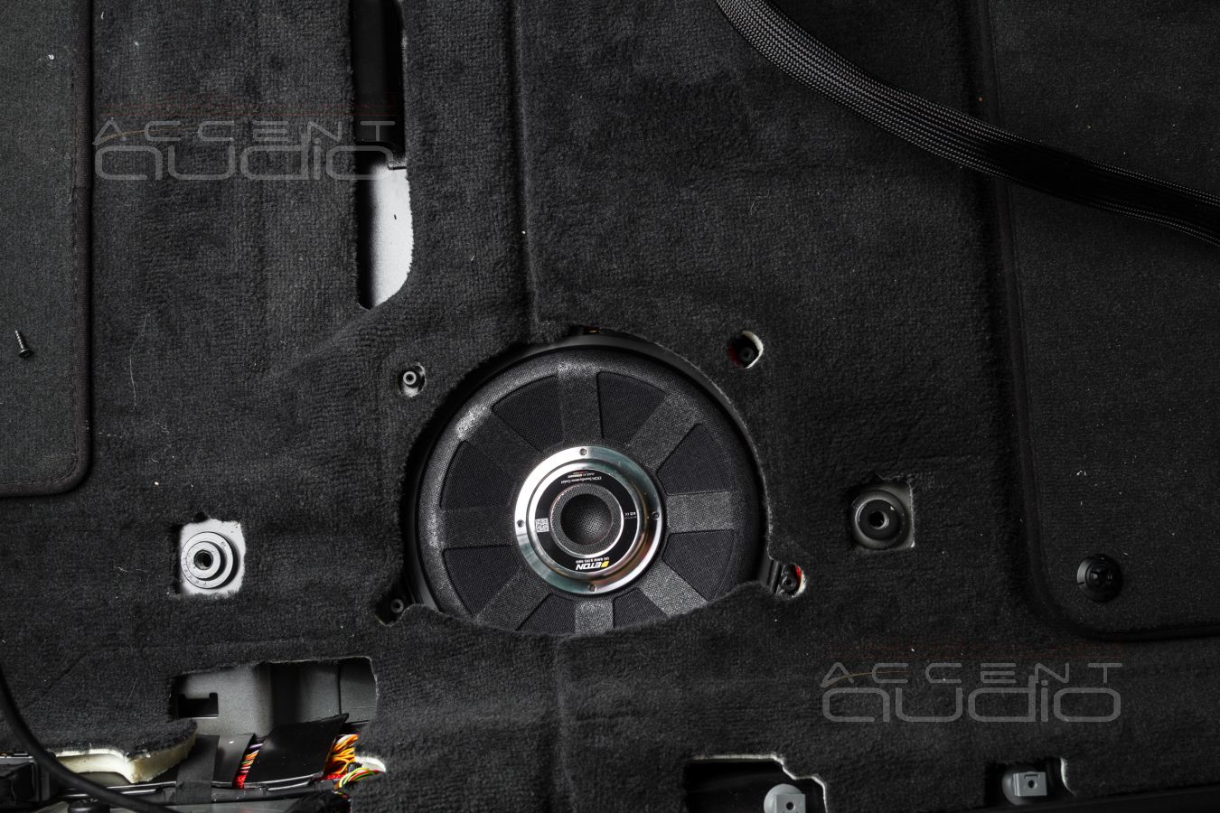 Штатная установка подсидельных вуферов Eton в BMW 540i