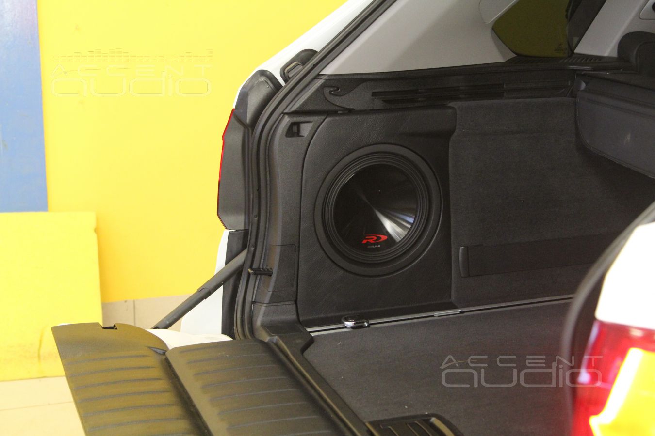 Сабвуферный усилитель в BMW X5