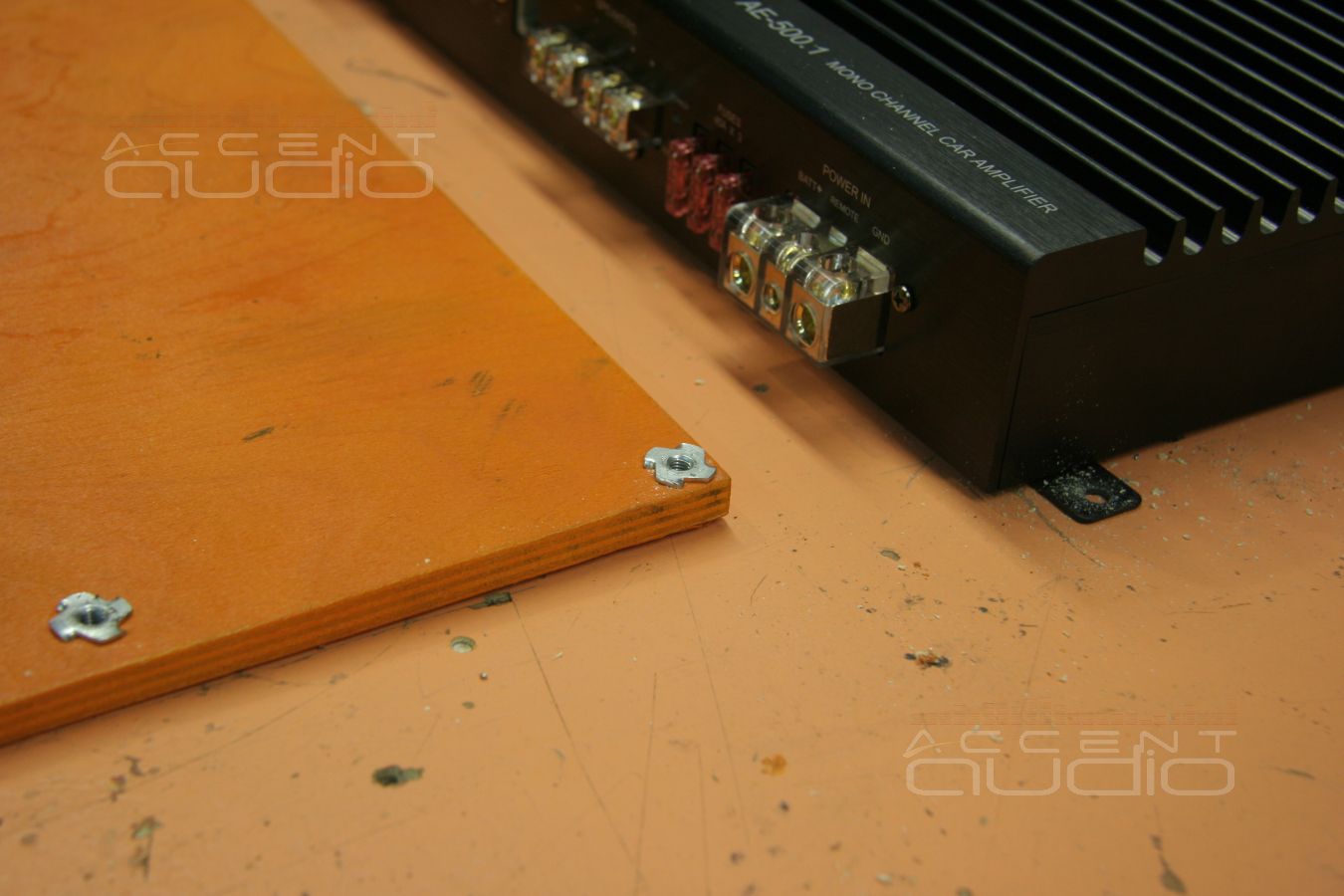 Сабвуферный усилитель E.O.S. AE-500.1 в BMW 330i E90