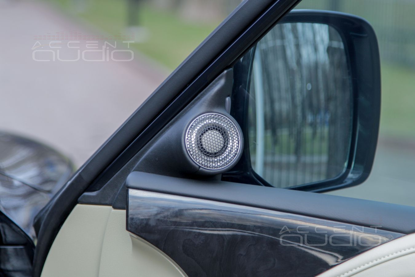 Установка акустики: подиумы под твитеры BRAX GL1 для Infiniti QX80