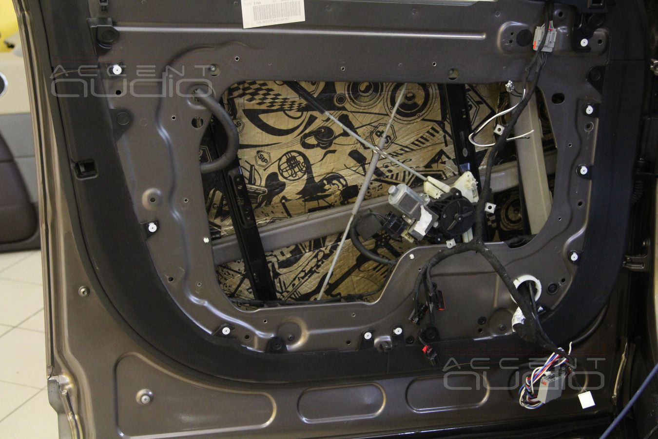 Аудиоподготовка дверей и установка мидбасовых динамиков Scan Speak 18W/4434G00