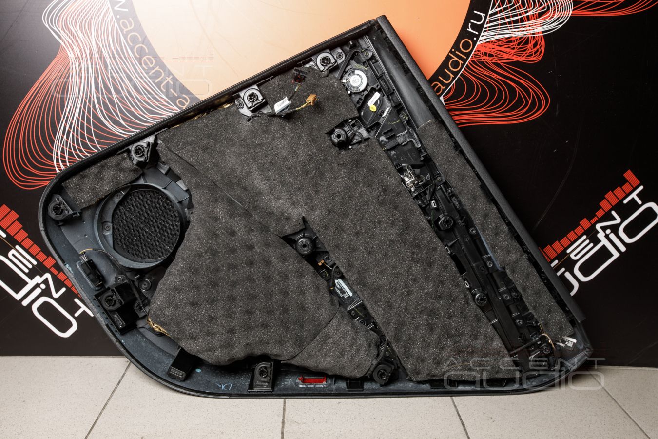 Коротко про тыловую акустику в Audi Q5