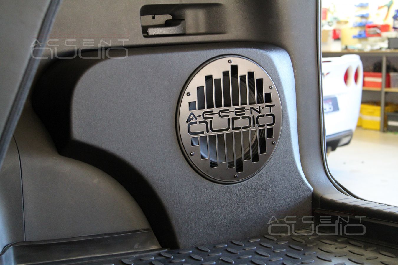 Встроенный сабвуфер-стелс в Honda CRV