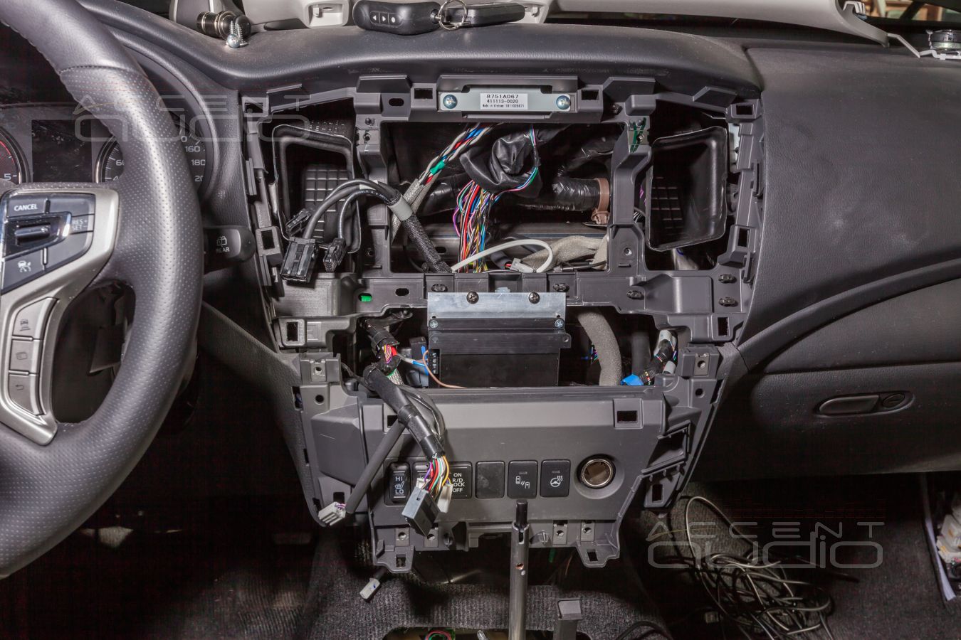 Сердце системы Helix DSP.3 – за магнитолой Mitsubishi Pajero Sport