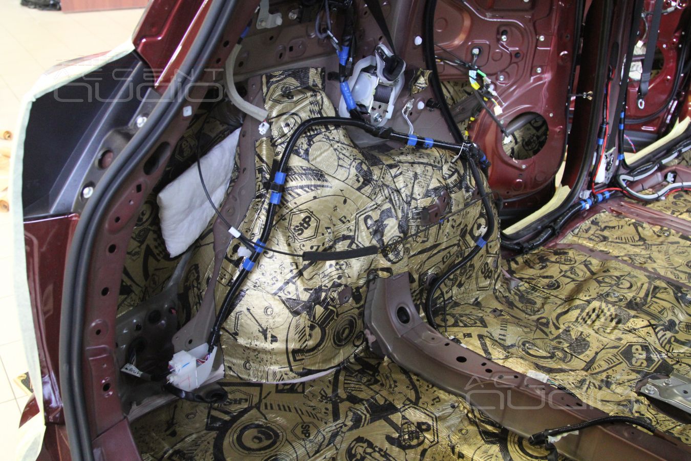 Скрытая установка усилителя Helix Psix и шумоизоляция Toyota Rav4