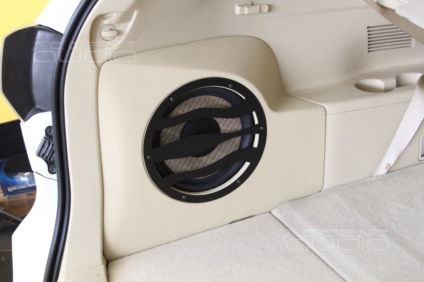 Установка сабвуфера Focal P25FS