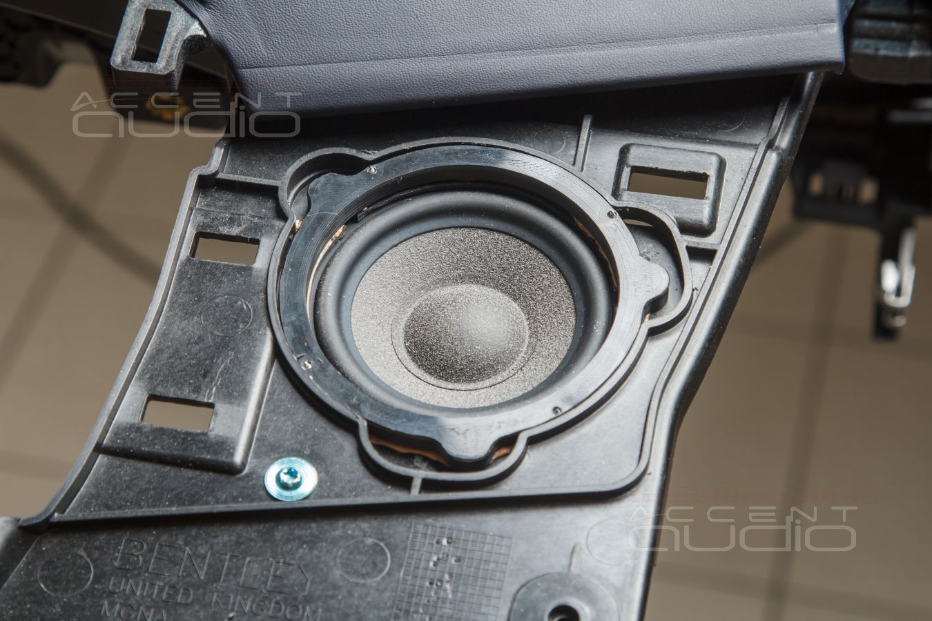 Сложная установка лучших среднечастотных динамиков Brax ML3 в штатные места Bentayga