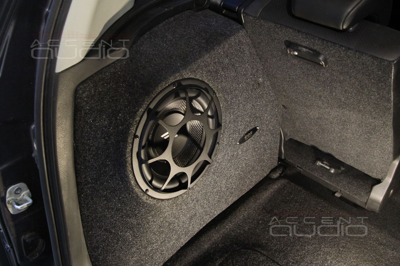 Сабвуфер стелс в Suzuki Grand Vitara