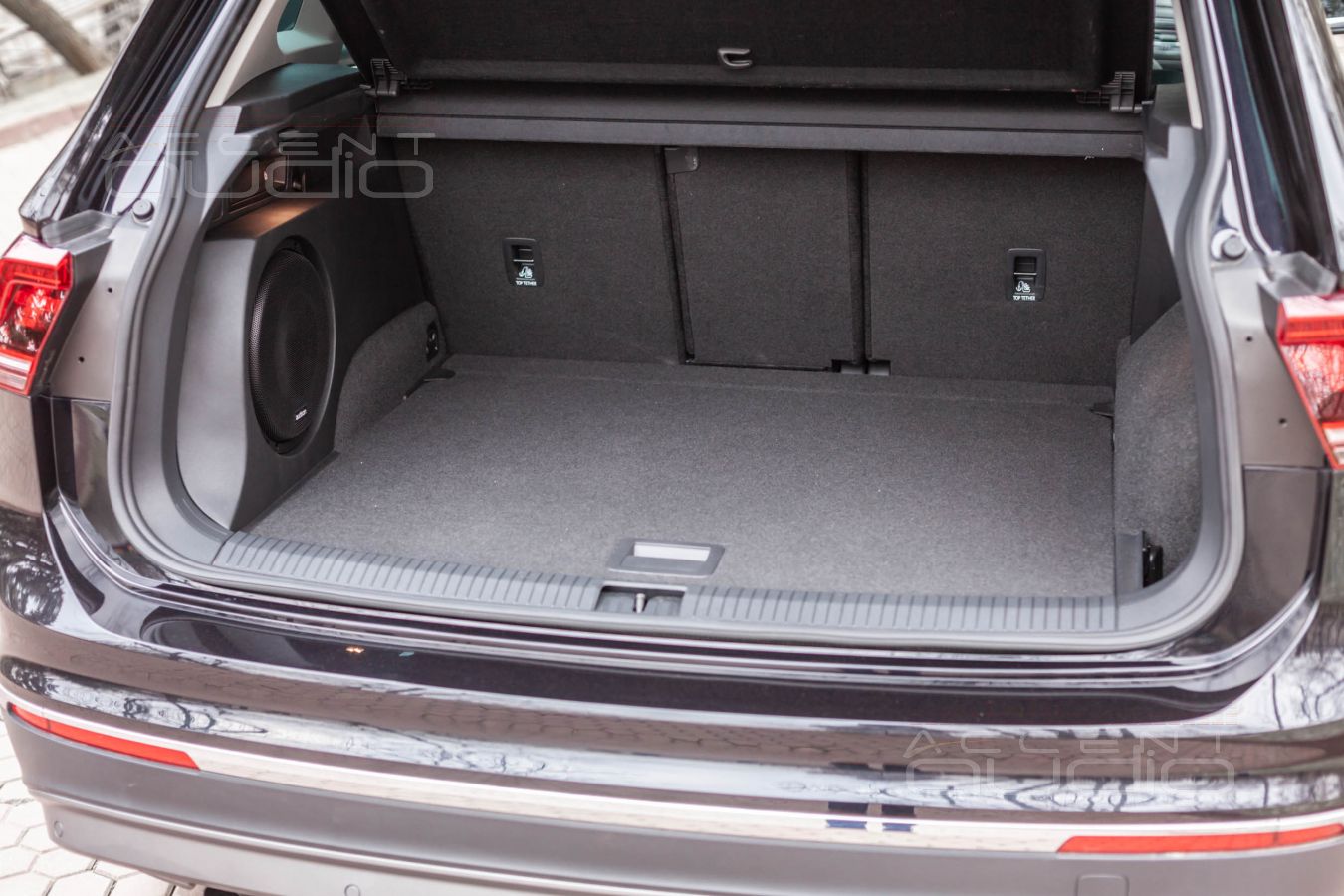 Встроенный сабвуфер-стелс – специально для Tiguan2 и Audison APS