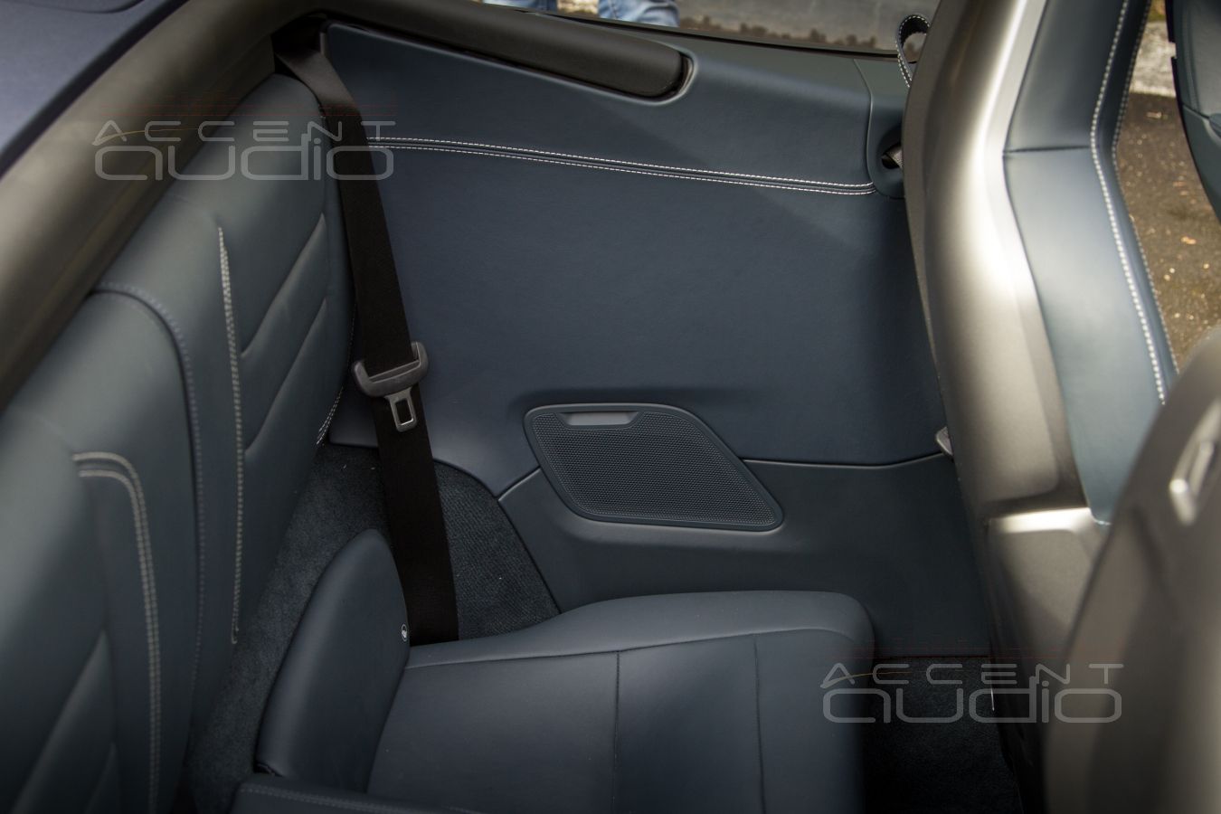 Тыловая акустика Helix Ci3 K100.2FM-S3 в Porsche 911