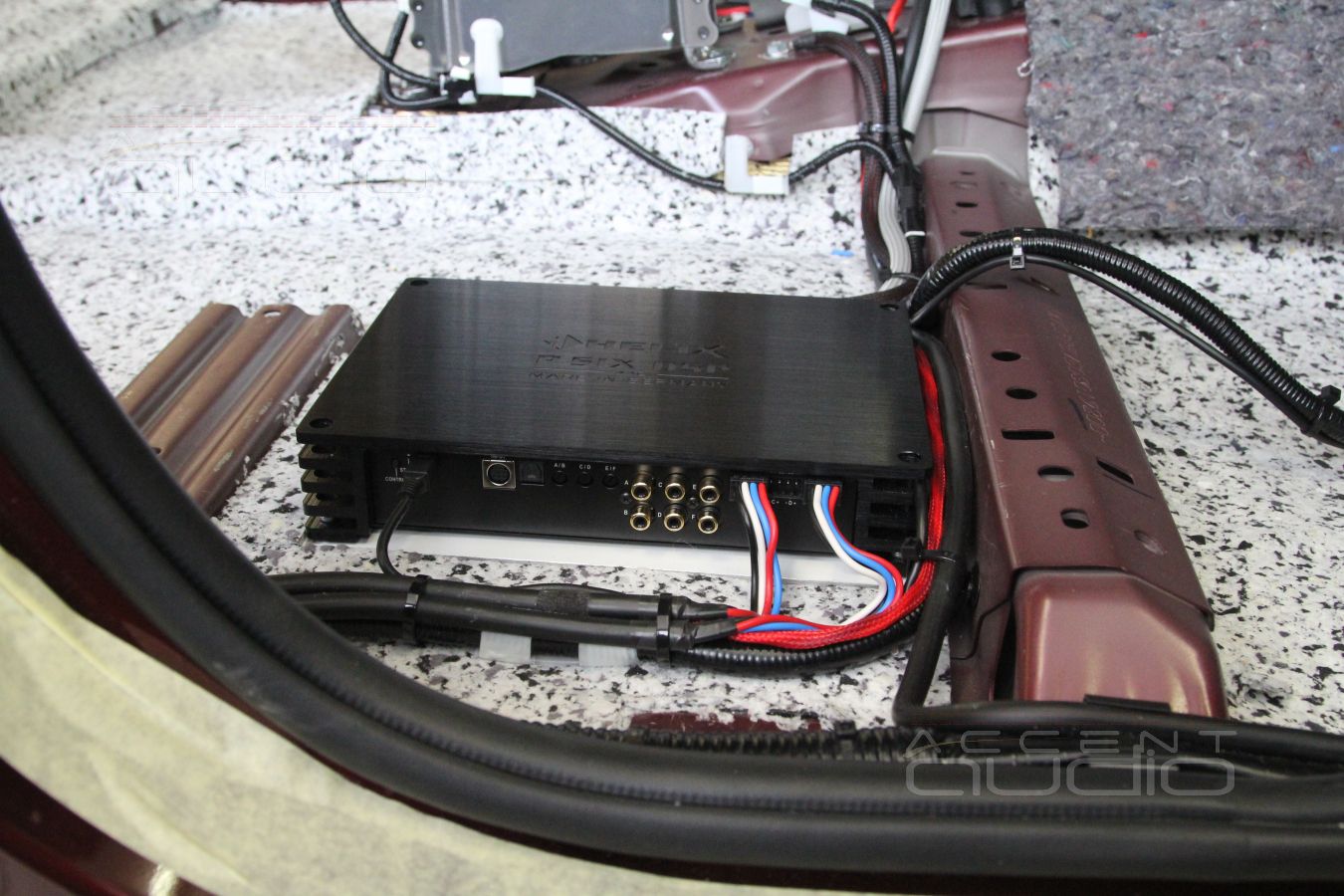 Скрытая установка усилителя Helix Psix и шумоизоляция Toyota Rav4