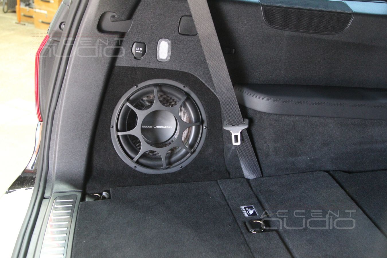 Встроенный сабвуфер в Mercedes GL 63 AMG