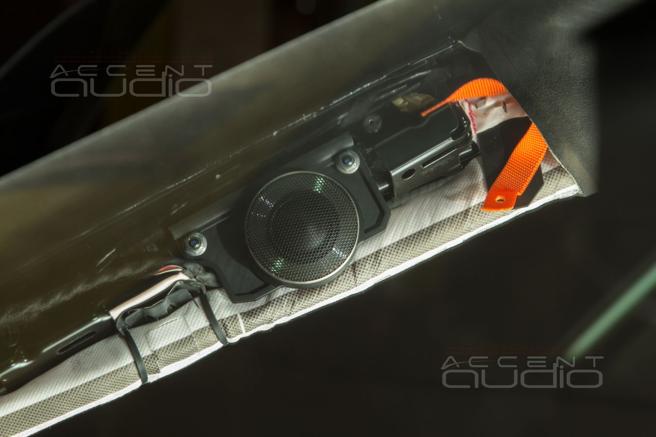 Сложный ШТАТНЫЙ монтаж ВЧ излучателей Brax ML1 в Porsche Taycan