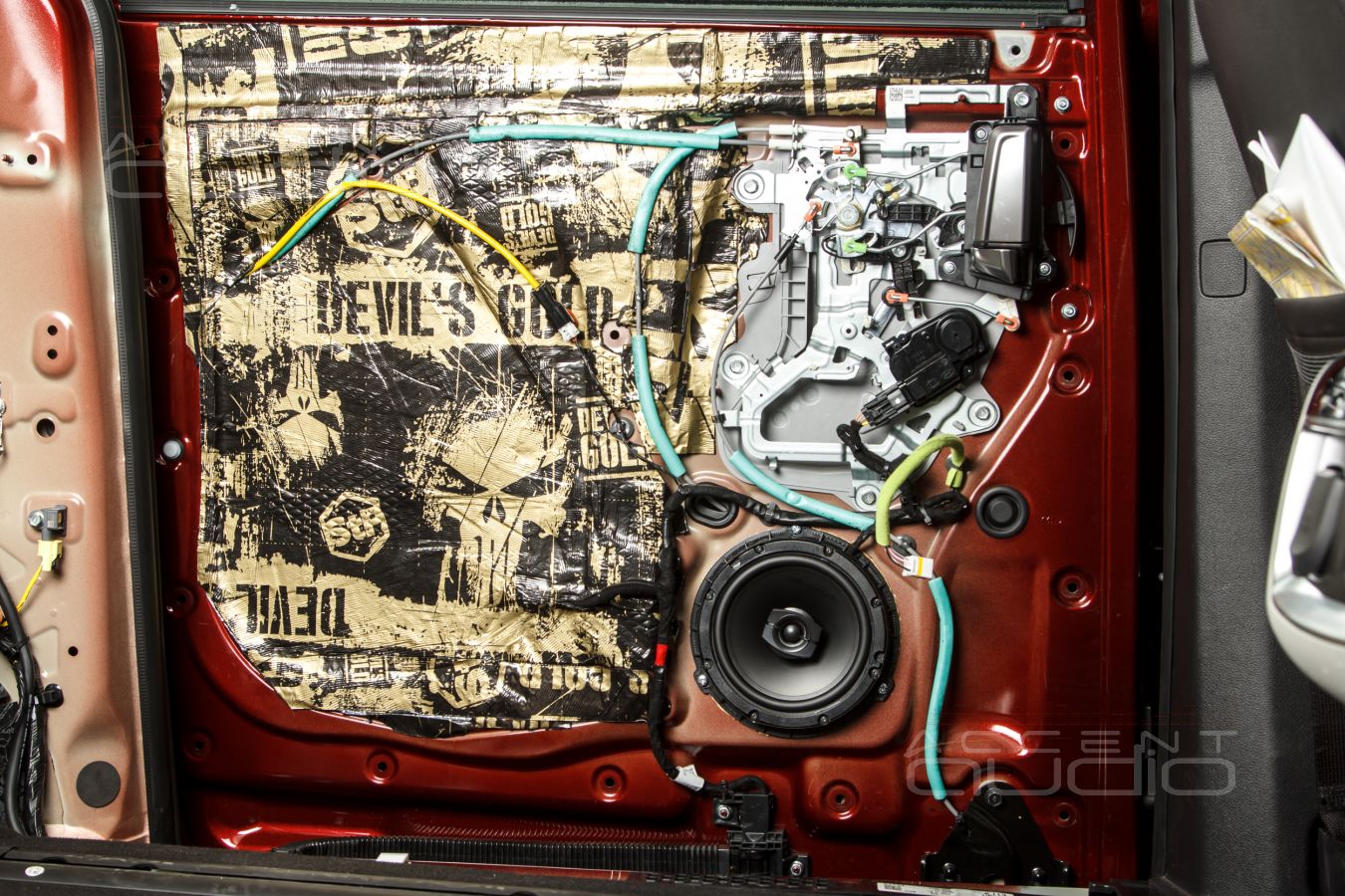 Аудиоподготовка дверей и установка новых динамиков Brax и Challenger в Kia Carnival