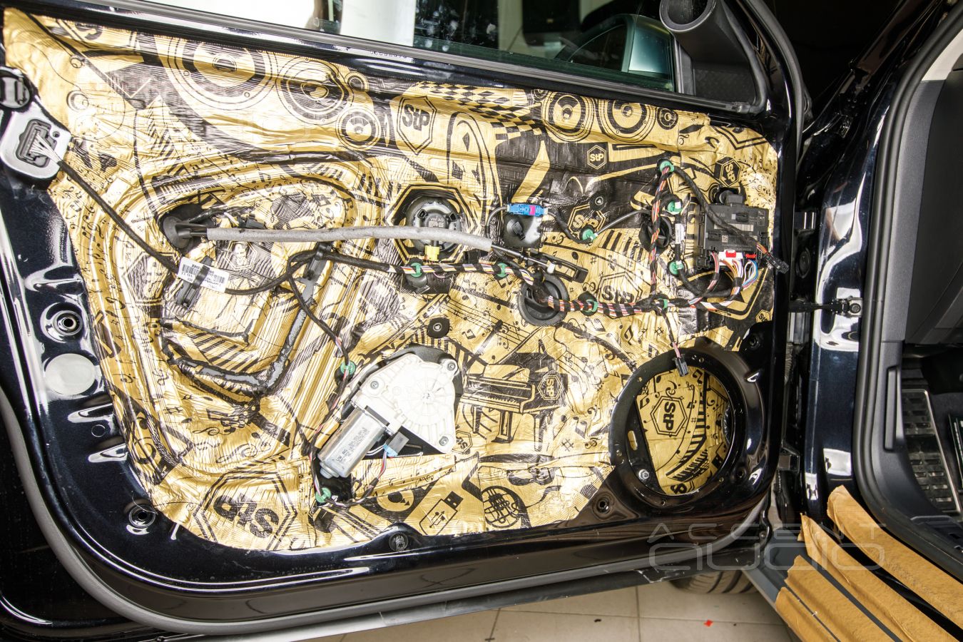 Аудиоподготовка дверей и установка мидбасов ScanSpeak в Volkswagen Passat AllTrack