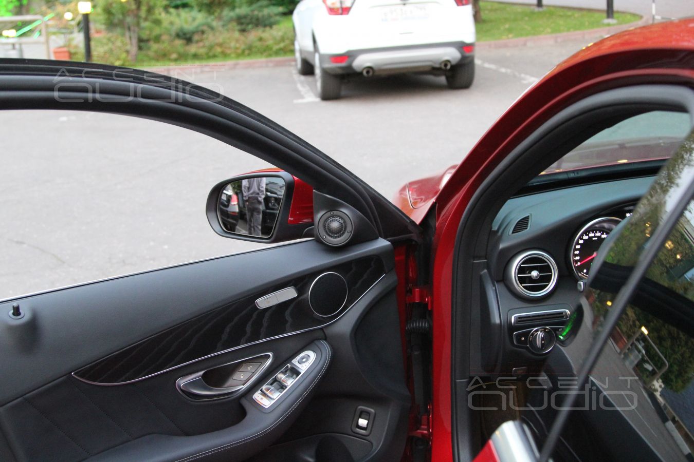 Подиумы под твитеры – лучше, чем с завода: установка ScanSpeak D3004\602000 в новый Mercedes