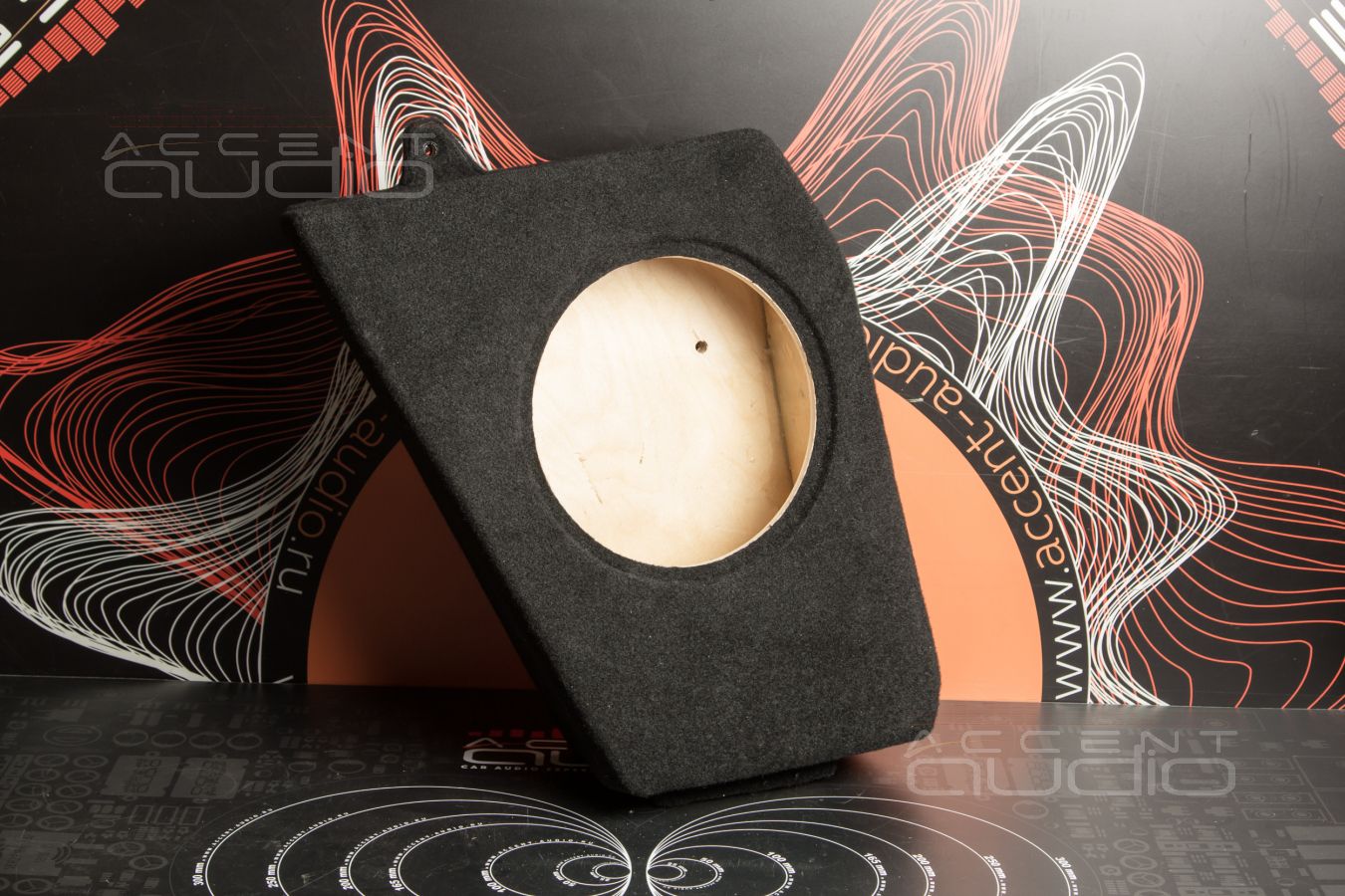 Новый сабвуфер с корпусом, который полностью прячется за обшивкой Monjaro