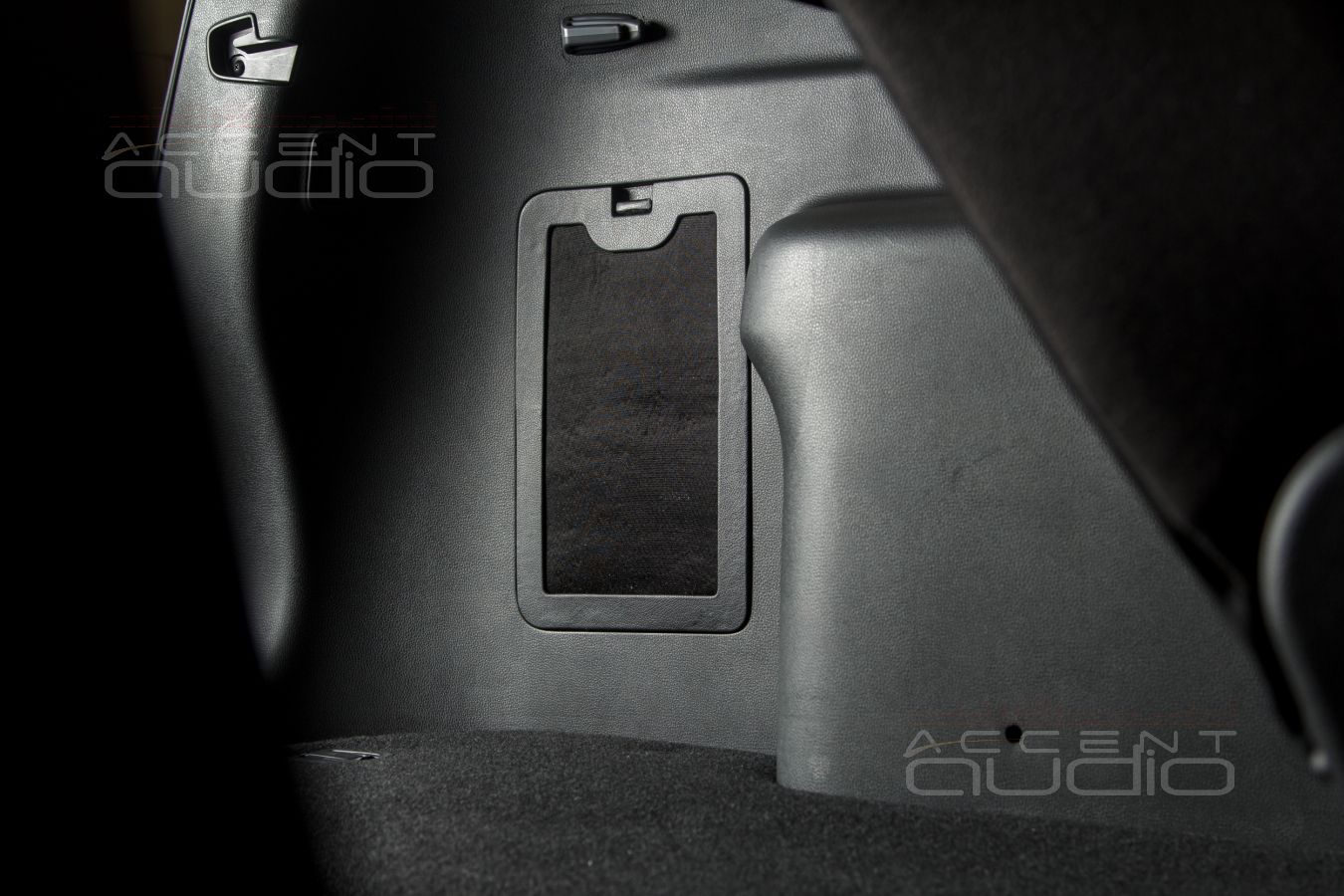 Полностью скрытый, встроенный сабвуфер-стелс для Mitsubishi Pajero Sport