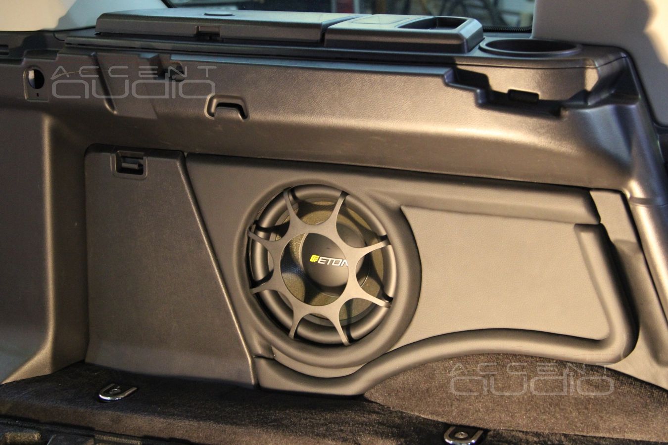 Встройка сабвуфера в крыло Range Rover Discovery
