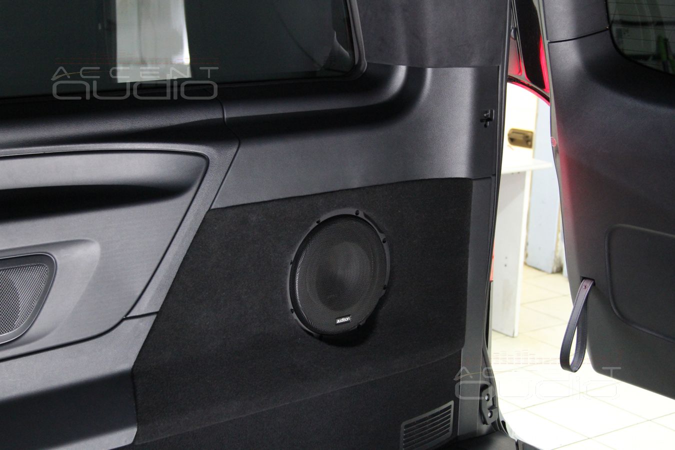 Сабвуфер – штатно !