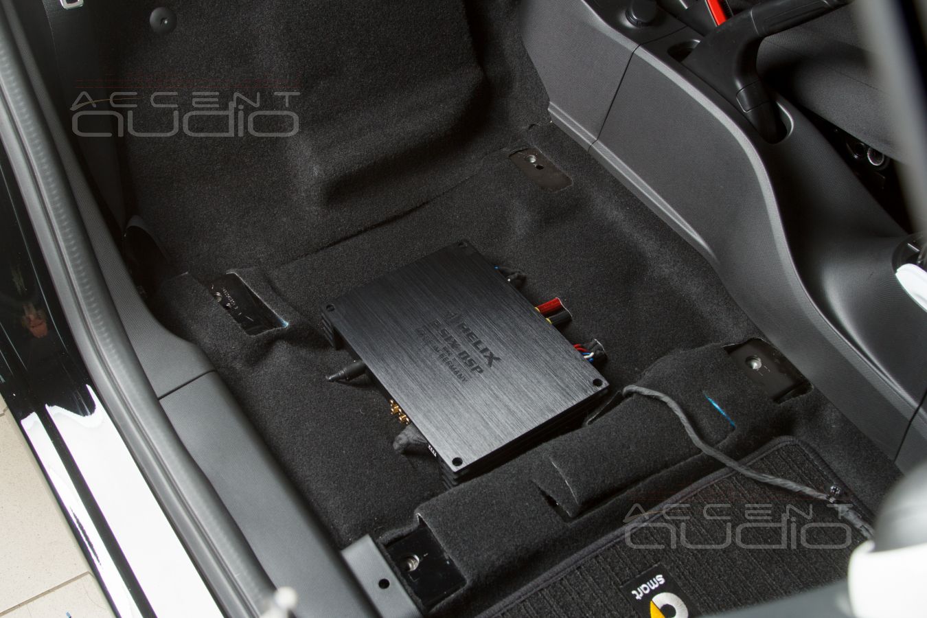 Установка компактного шестиканального усилителя Helix в Smart Fortwo