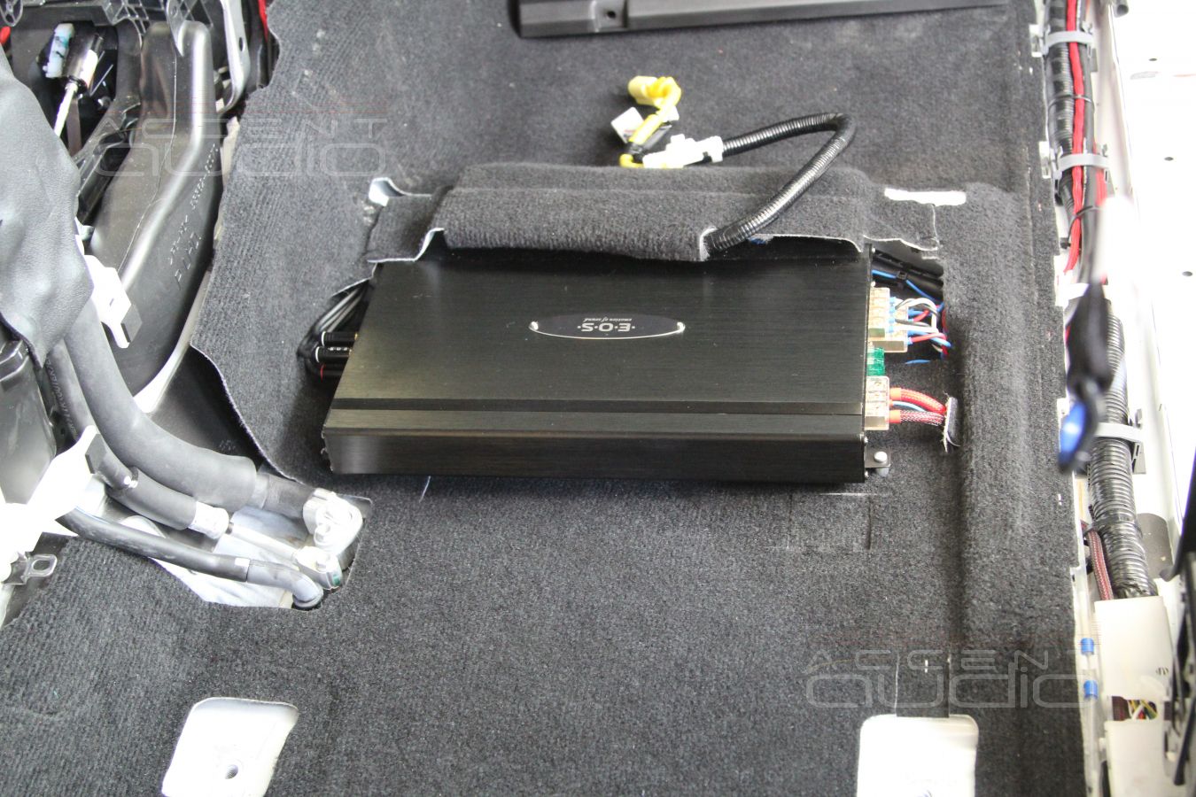 Усилители E.O.S AE-475 LE и E.O.S AE-4100 под сидениями Toyota Prado 150