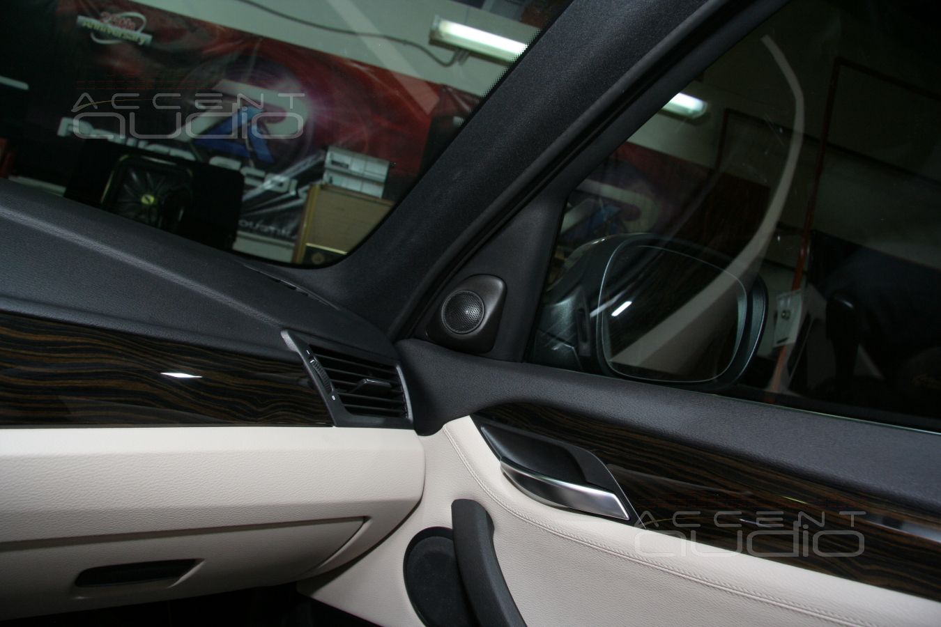 Встроенные подиумы - установка твитеров в BMW X1