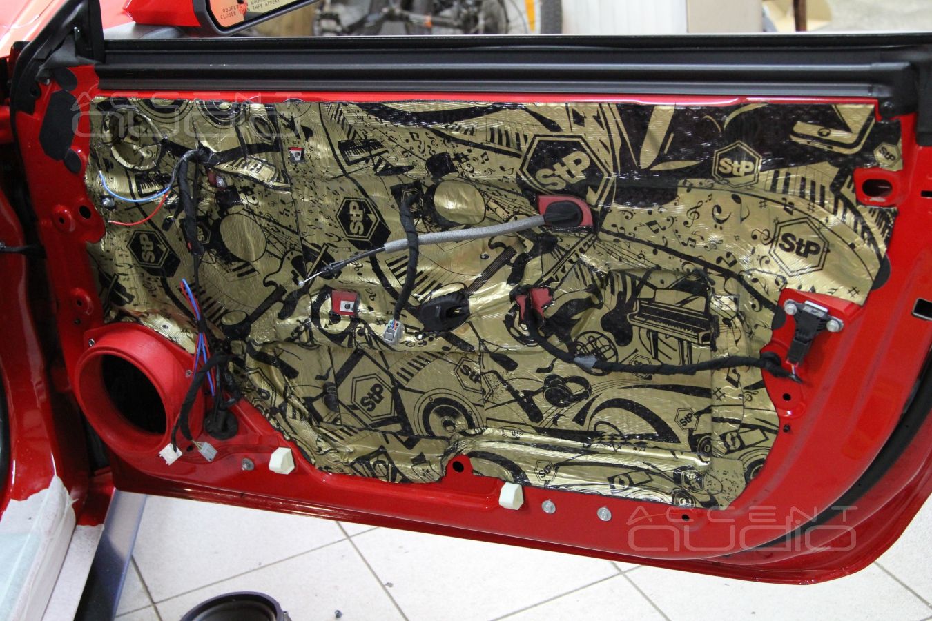 Процесс установки новой акустической системы Ford Mustang