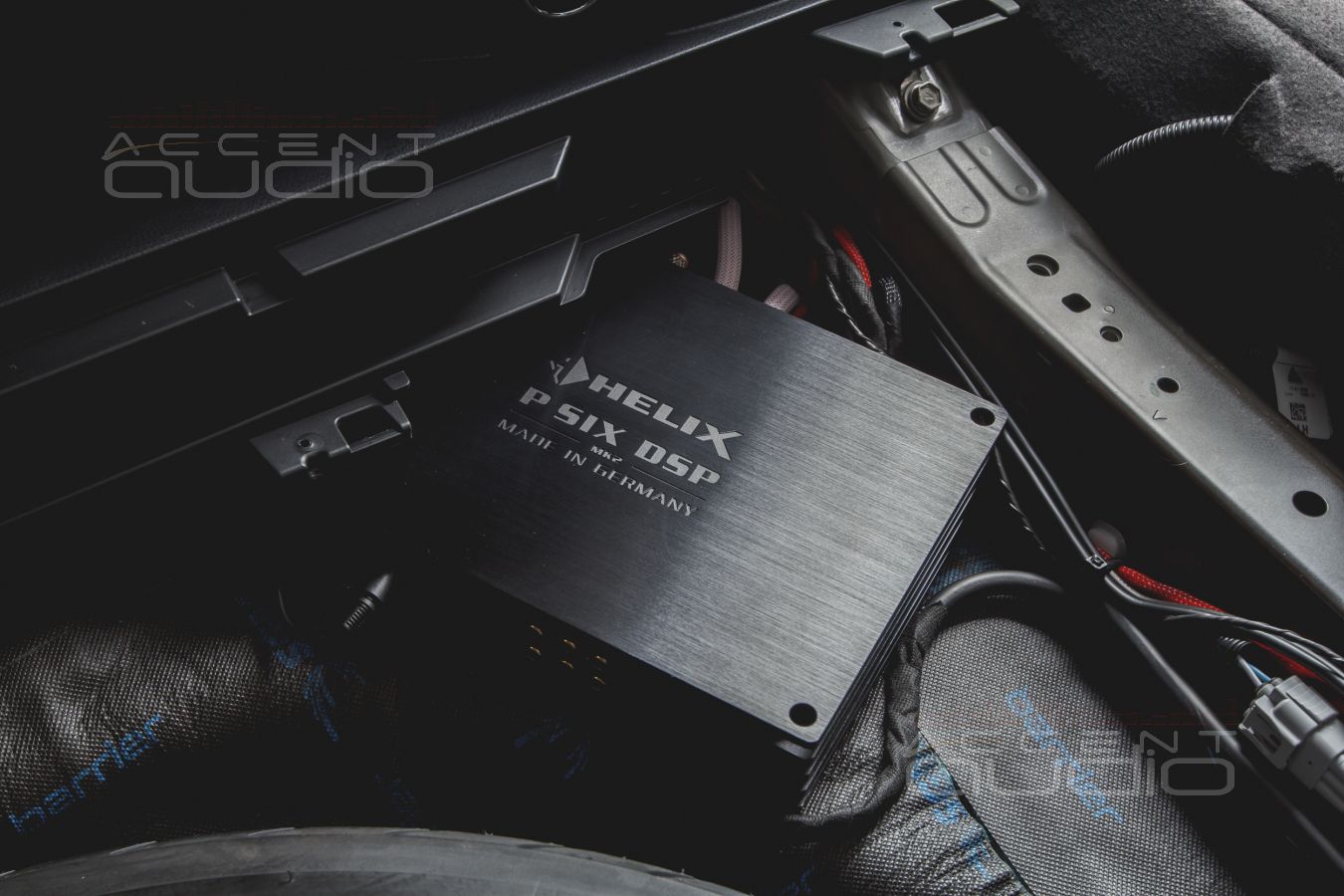 Установка усилителей Helix и Alpine в Toyota RAV4