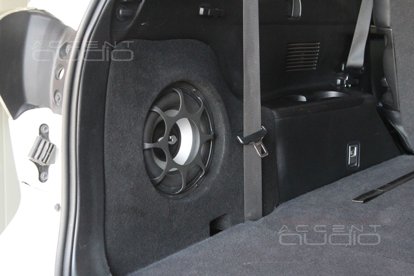 Встроенный сабвуфер в Toyota Highlander