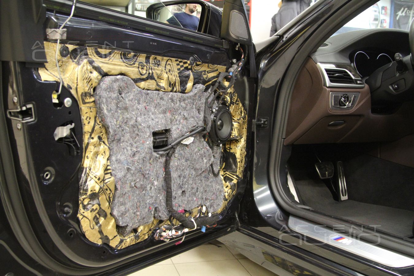 Установка твитеров и среднечастотных излучателей Dego в передние двери BMW 730LD