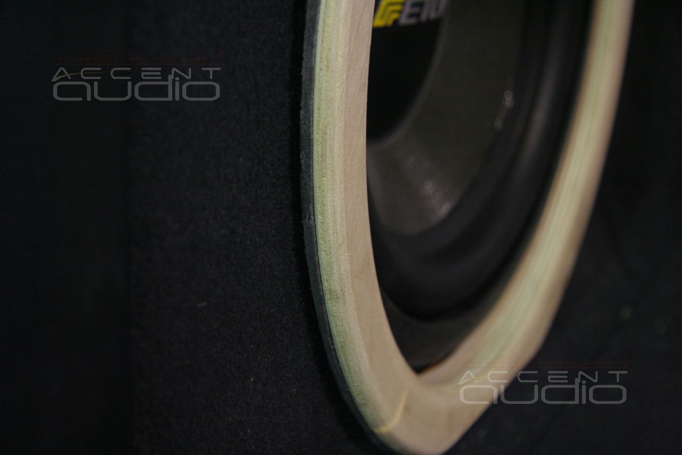 Сабвуфер-стелс из дерева в Audi A4