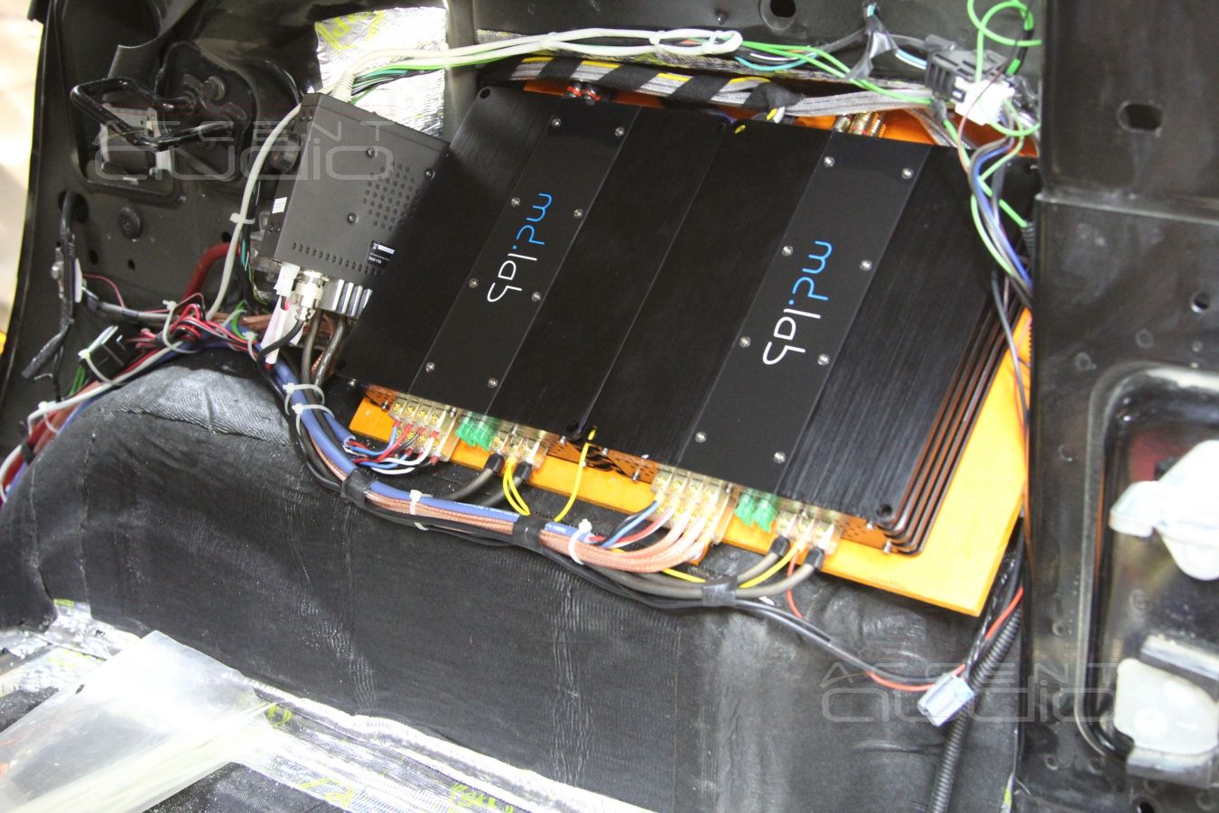 Скрытая установка усилителей в Hummer H3