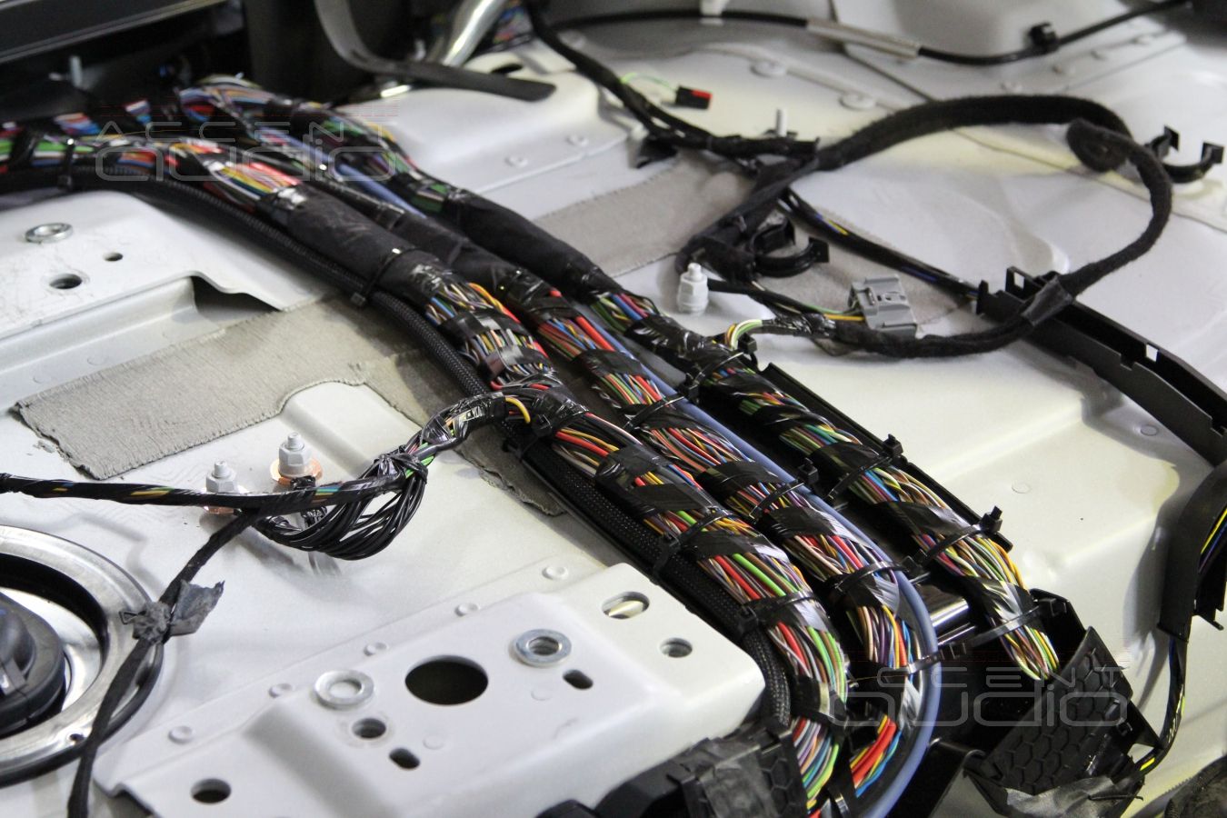 Прокладка проводки и установка усилителя